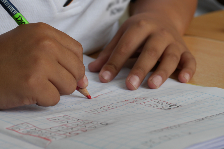 Niño escribiendo números en un cuaderno