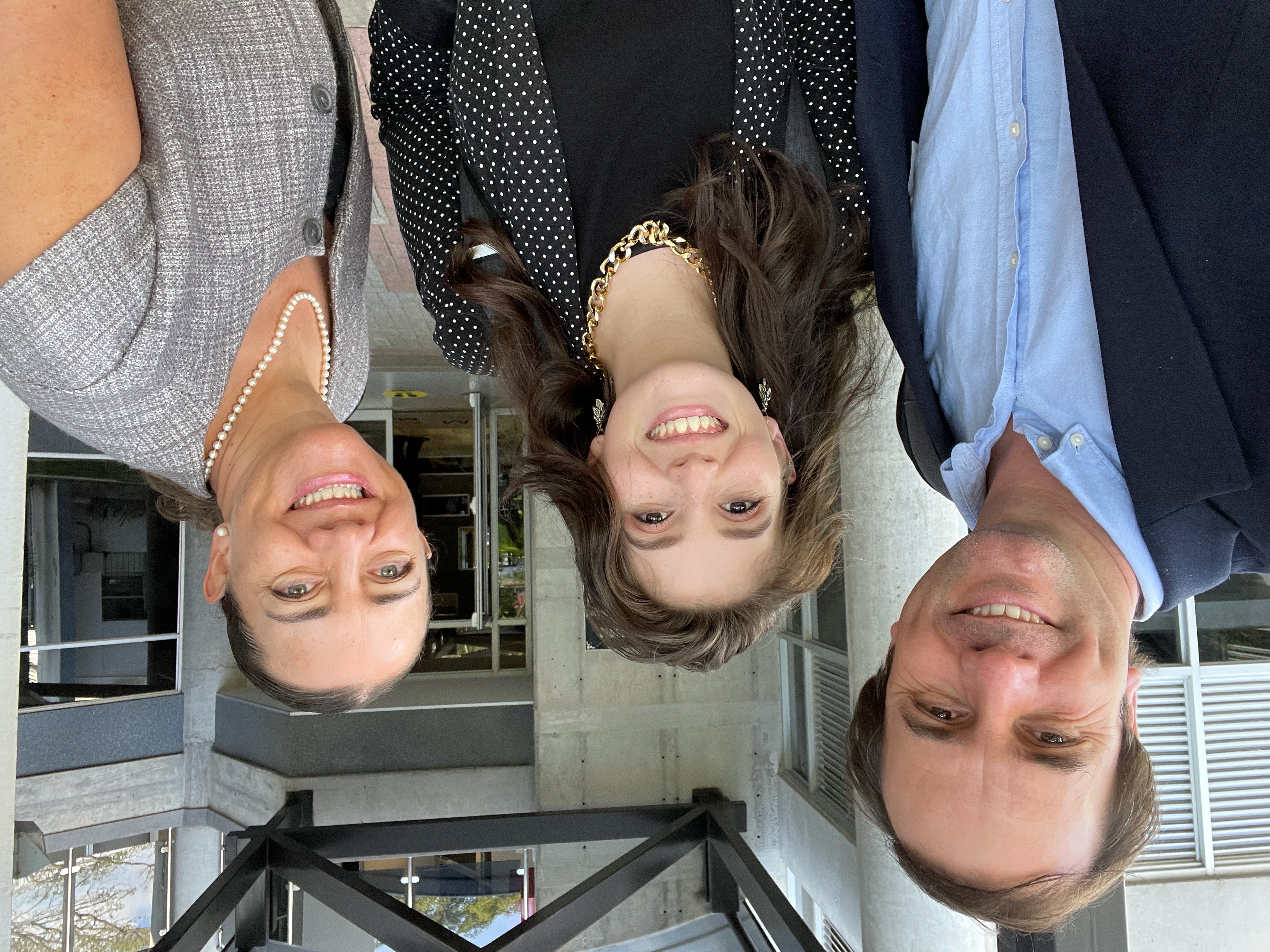 Tomás Barros, Gerente General de EVoting, junto a Gabriela Tijerino, Directora Comercial de Centroamérica, y Laura González, Analista de Proyectos