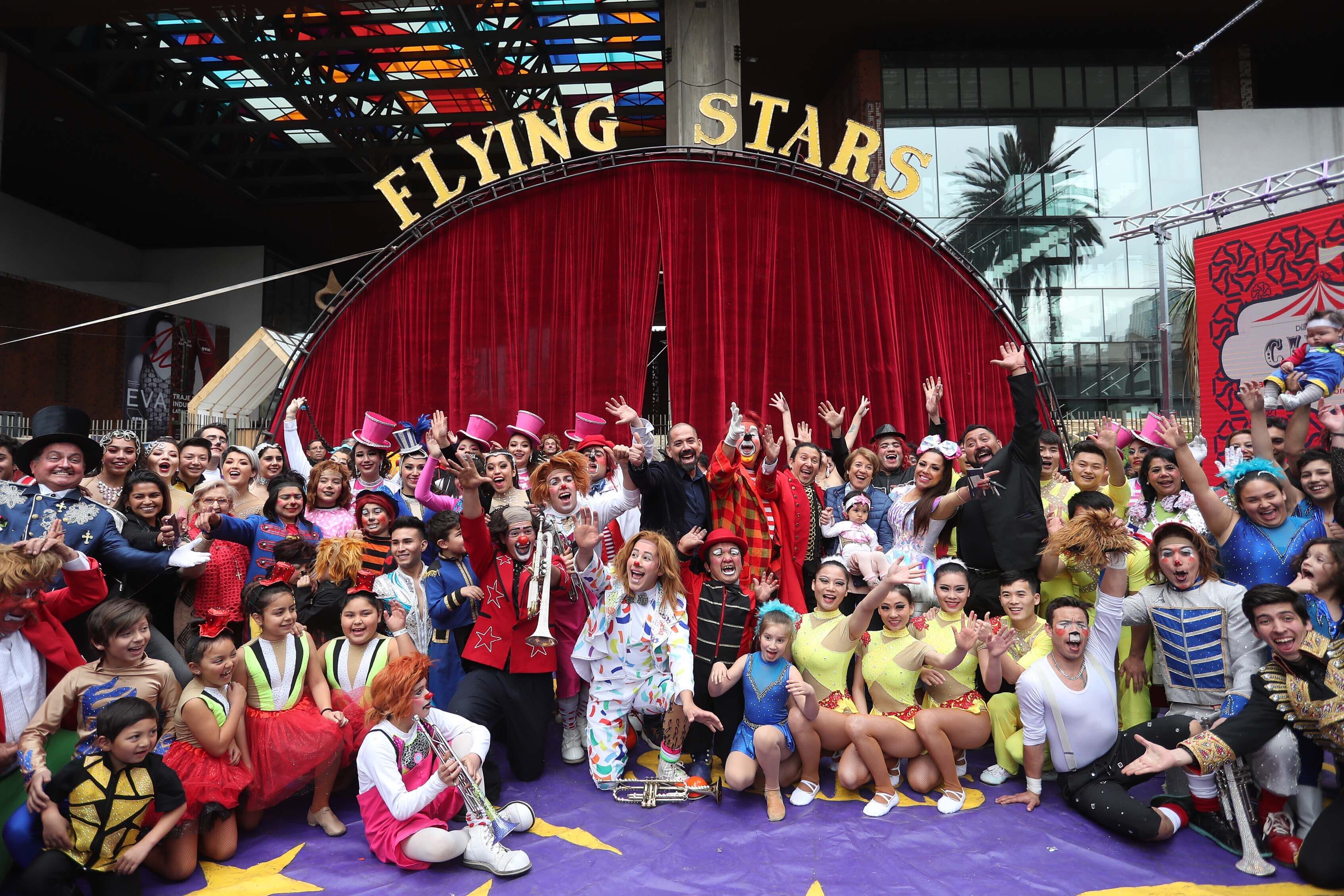 Federación Latinoamericana de Circo posando frente a un cartel que dice Flying Stars